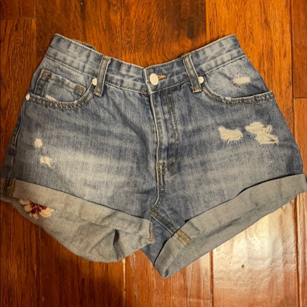 Jean shorts with flower design on back pocket